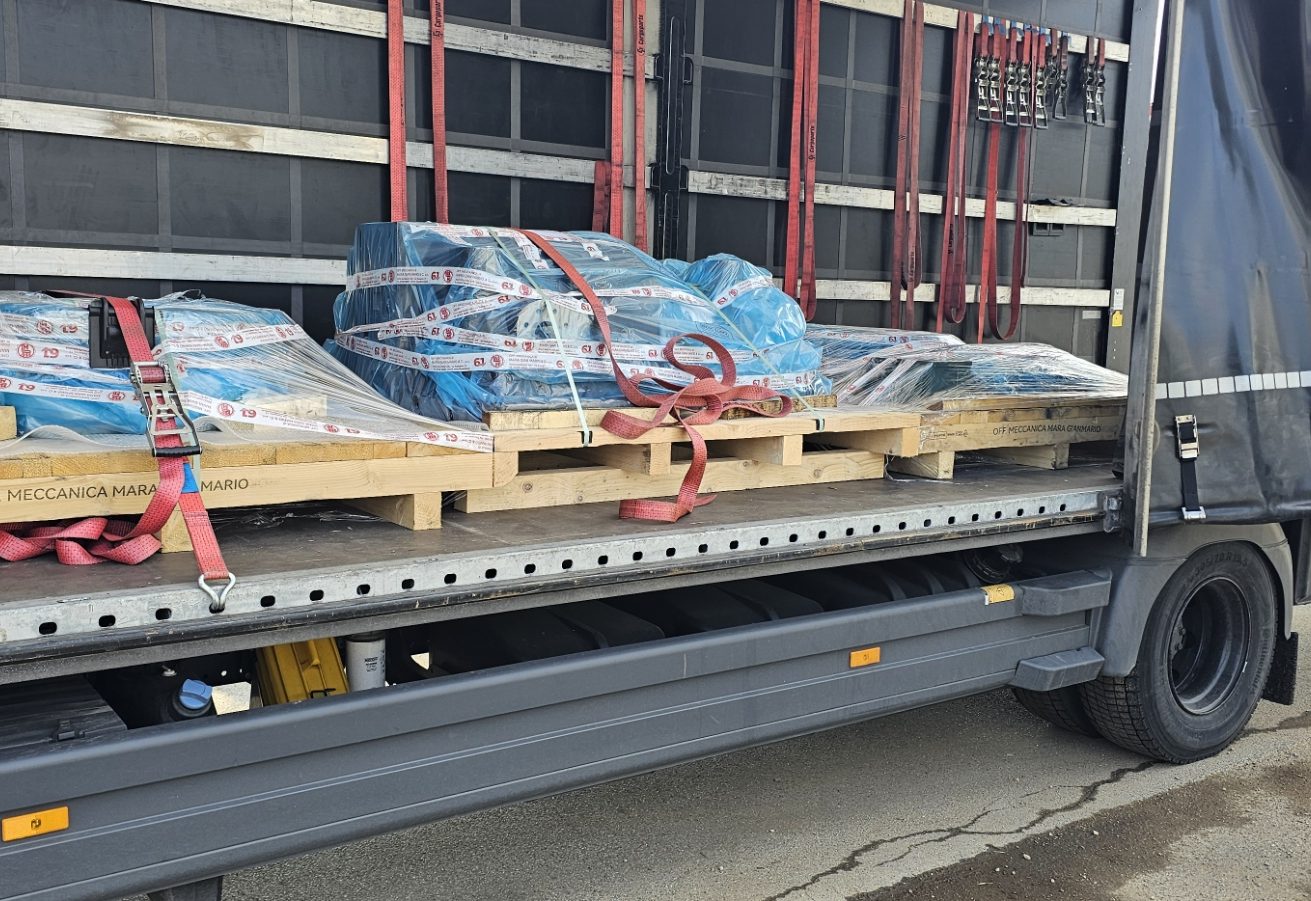 Bancali imballati e reggiati caricati sul camion per la spedizione