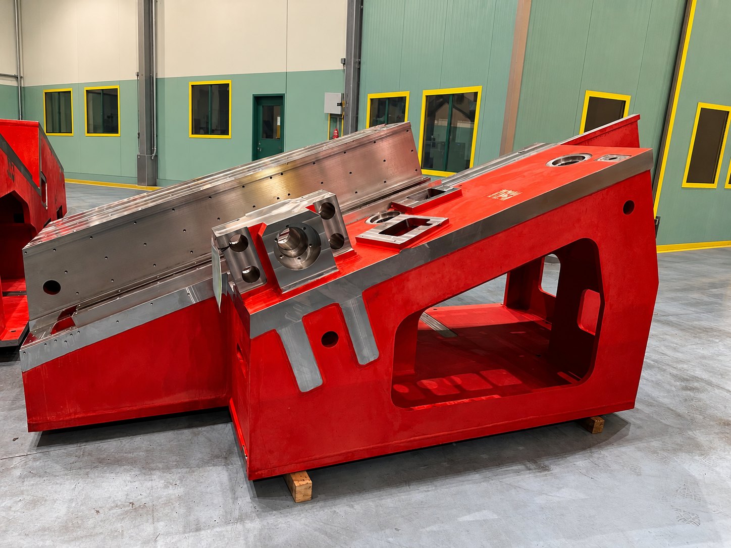 Basamento verniciato di rosso con superfici lavorate, appoggiato su morali in legno