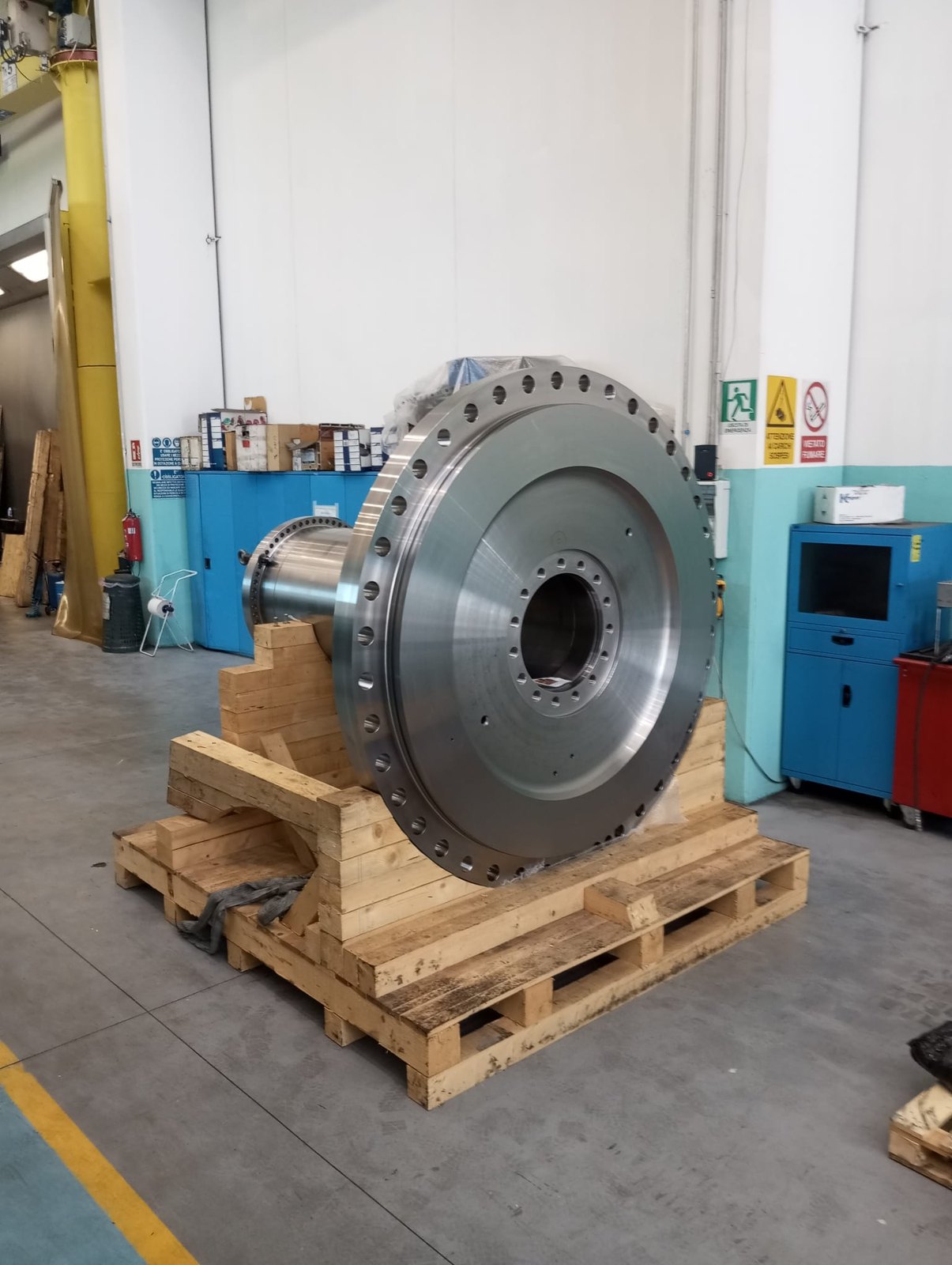 Grande componente flangiato appoggiato su una sella in legno su bancale