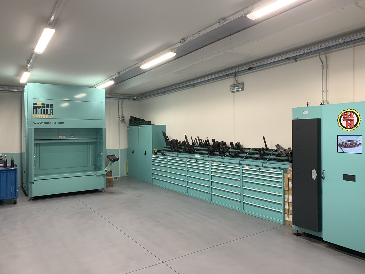 Tool room con il magazzino verticale Modula Sintesi 7 e le cassettiere portautensili