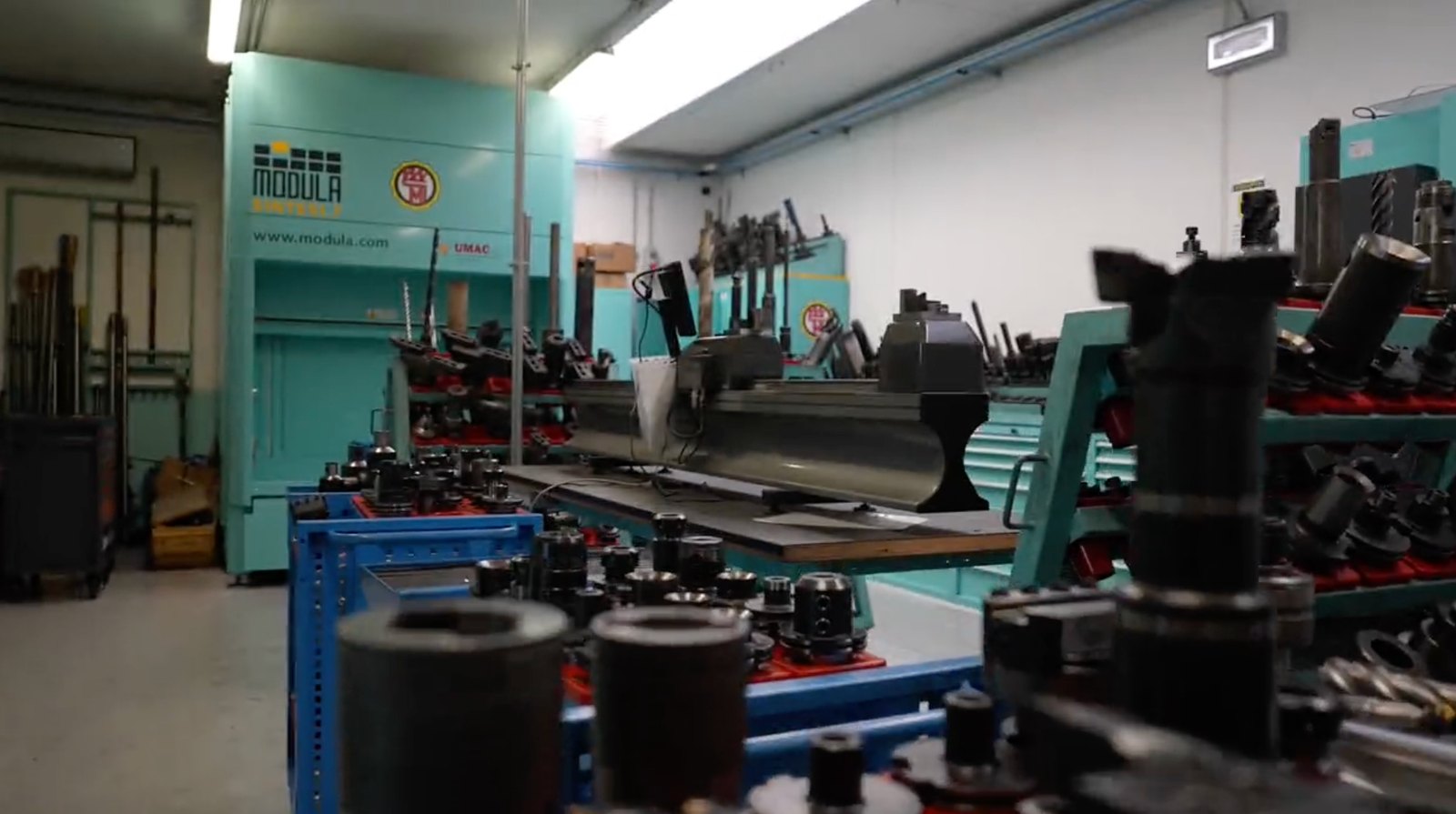 Portautensili sui carrelli della tool room, con il magazzino verticale Modula sullo sfondo