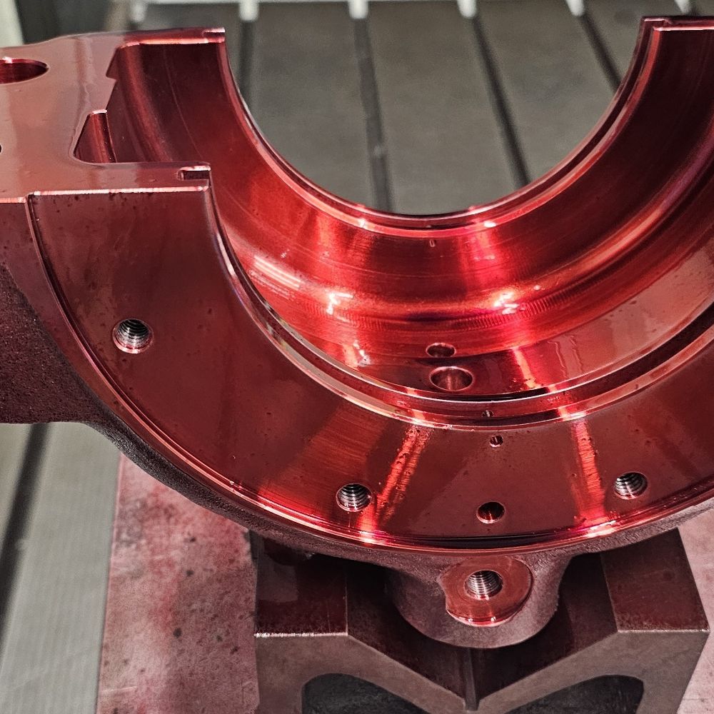 Semiguscio lavorato coperto di liquido penetrante rosso