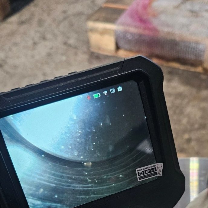 Videoendoscopio che mostra l'interno di un foro durante il controllo visivo
